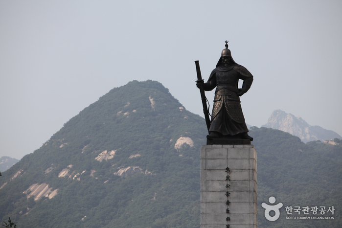 Statue of Admiral Yi Sun-Shin (충무공 이순신 동상)