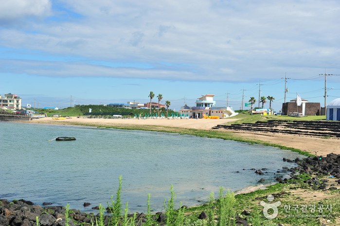 Sinyang Seopji Beach (신양 섭지해수욕장)