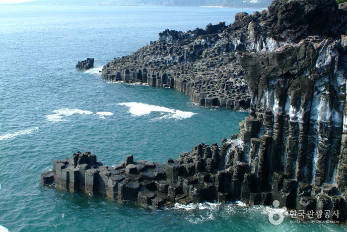 Daepo Jusangjeolli Cliff (주상절리대(대포동지삿개))