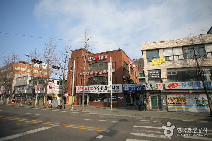 La rue de jokbal à Jangchungdong (장충동 족발 골목)