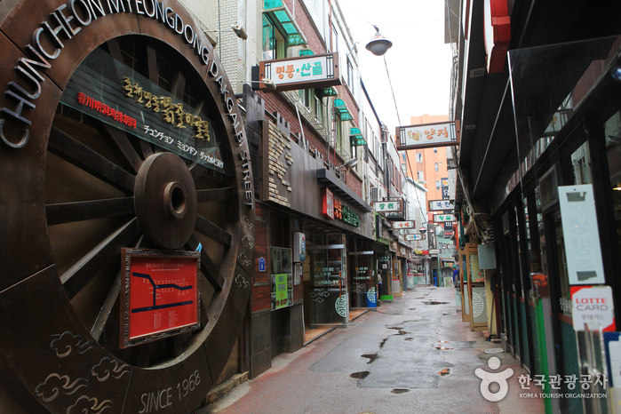 Rue du dakgalbi dans le quartier de Myeongdong à Chuncheon (춘천 명동 닭갈비 골목)
