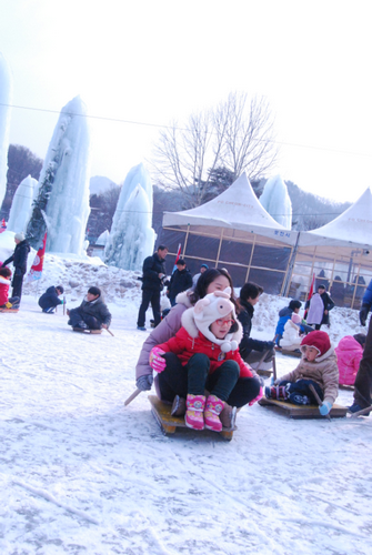 Festival de la glace dans la vallée Surak du mont Daedusan (대둔산 수락계곡 얼음축제)