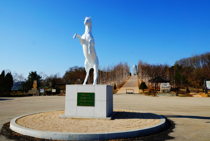Cénotaphe et Mémorial de Baengmagoji (백마고지 위령비와 기념관)