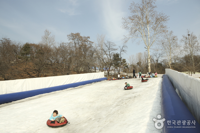 Piste de luge sur neige du Centre Coréen des Enfants (어린이회관 눈썰매장)