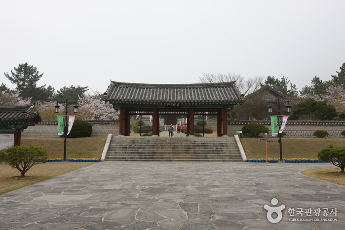 Site historique de Wangin (왕인박사유적지)