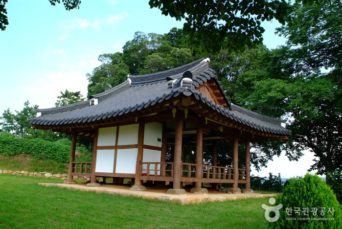 Pavillon Sikyeongjeong (Micocoulier) (무안 식영정)