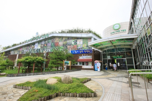 Botanischer Wildblumengarten Gayasan (가야산 야생화식물원) Botanischer Wildblumengarten Gayasan (가야산 야생화식물원)