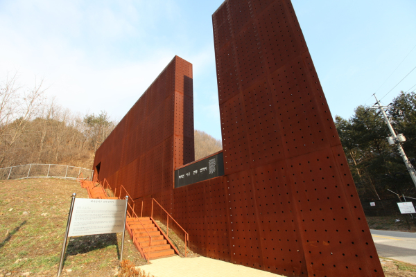 백석산지구 전투전적비