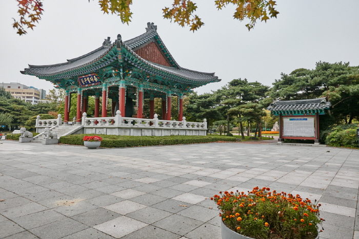 Мемориальный парк движения за погашение государственного долга (국채보상운동기념공원)