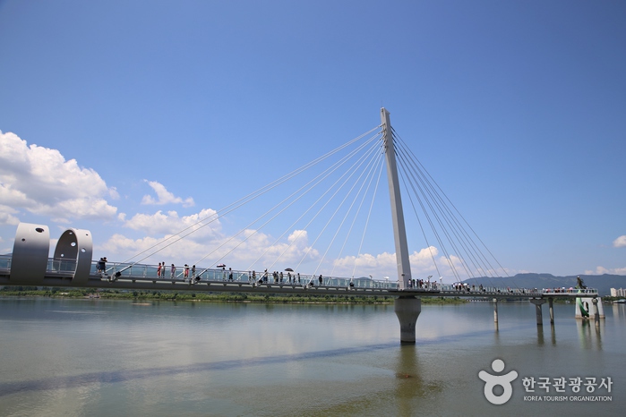 Обзорная площадка Sky Walk на реке Соянган (소양강 스카이워크)