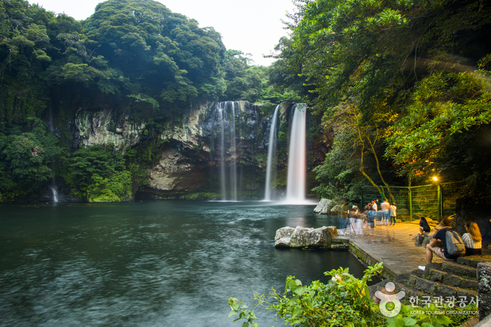 Cascadas Cheonjiyeon (Parque Nacional Geológico de Jeju) (천지연폭포 (제주도 국가지질공원))