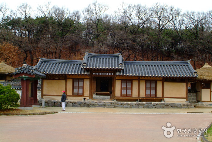 Casa Natal de la Emperatriz Myeongseong (명성황후 생가) Casa Natal de la Emperatriz Myeongseong (명성황후 생가)